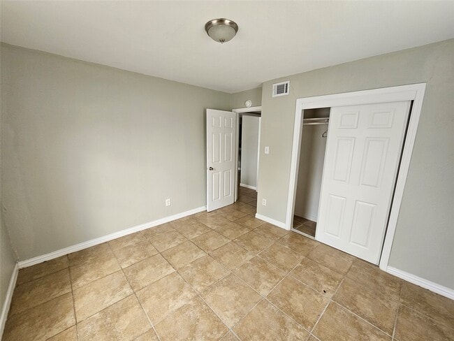 Building Photo - 1500 Oleander Dr