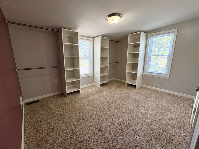 Building Photo - 4 Bedroom 2 Bathroom in Harrisburg!