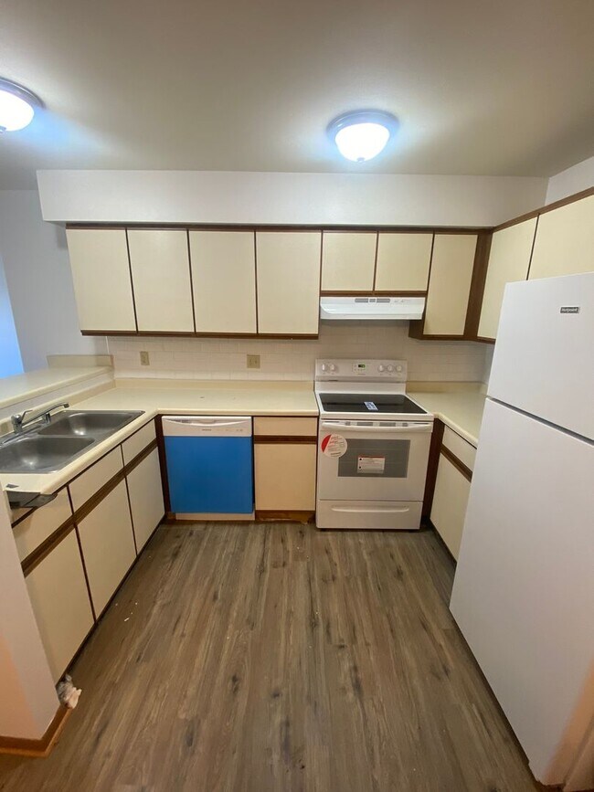 Building Photo - Private Entry Lower 2 Bedroom Apartment!