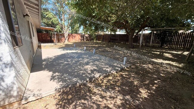 Building Photo - 4 bed/2 Bath - Available now