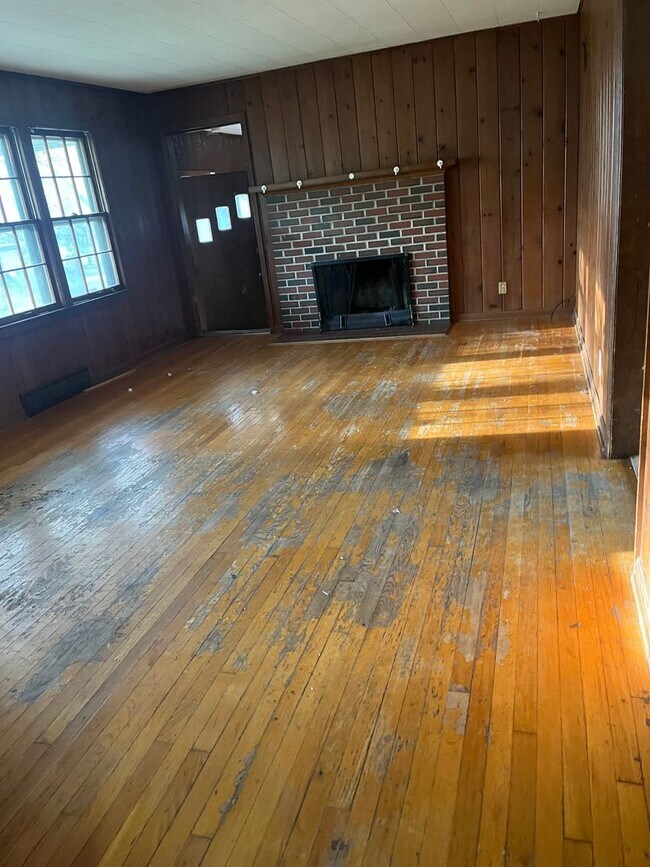 Building Photo - 3 Bedroom 1 Bath Home For Rent