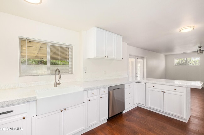 Building Photo - 108 W Balboa Dr