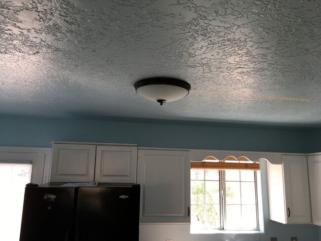 Building Photo - 2 Bedroom Lexington Townhome with Community Pool