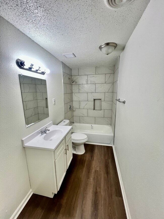 Building Photo - Newly Renovated Home