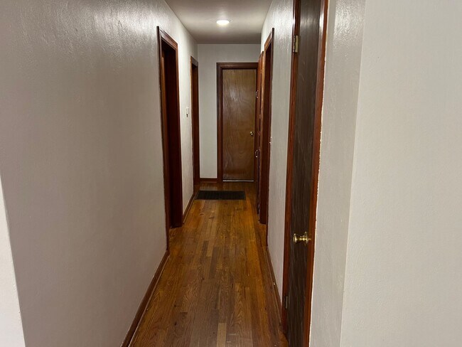 Building Photo - inviting 3-bedroom, 2-bath residence