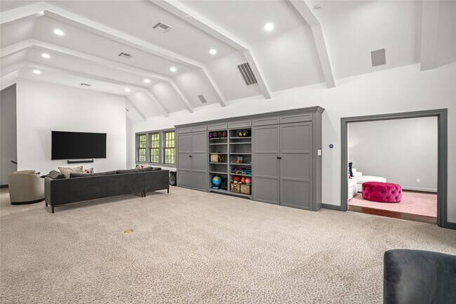 Building Photo - 5527 Briar Dr