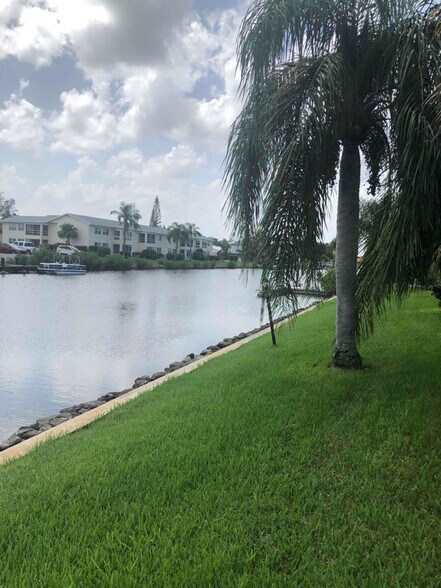 Building Photo - 1825 Cobia Dr