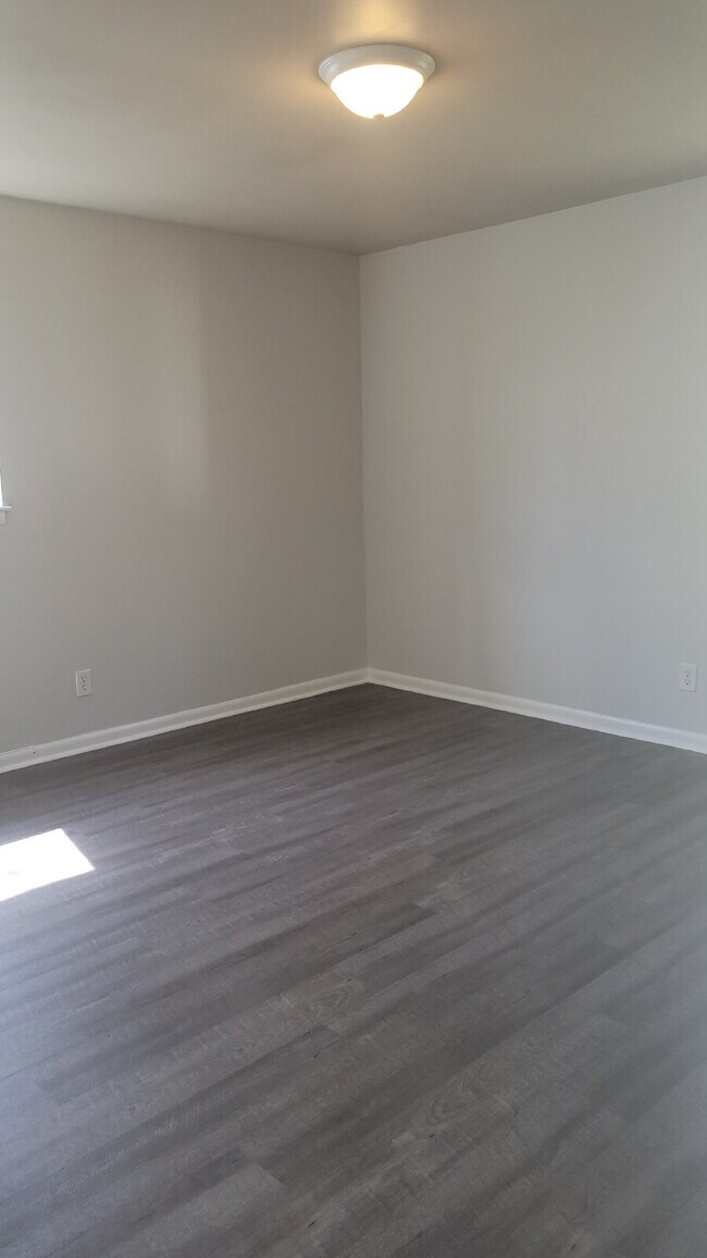 Building Photo - $400 off one month.  Call for details "Cha...