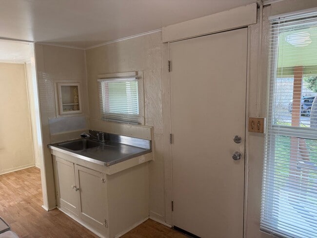 Building Photo - 2 bedroom 1 bathroom house - Close to Campus!