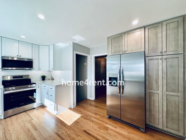 Building Photo - Attractive Overland Park Home w/ Wood Floo...