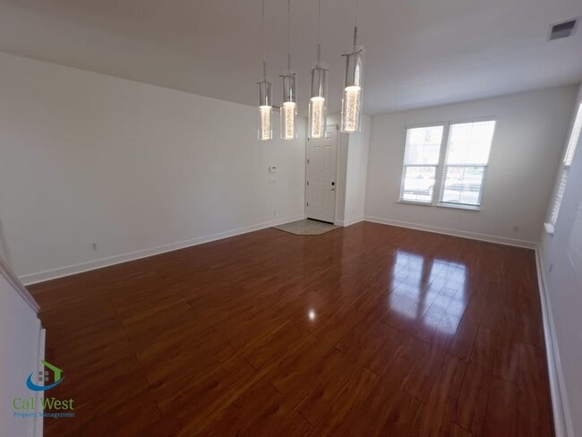 Building Photo - $5295 - 2 Story, 4 bed - 2 Bath Home in se...