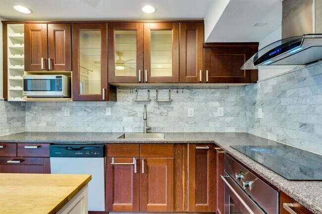 Building Photo - 7409 Shadow Hill Dr