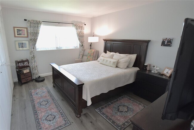 Building Photo - 2572 Emory Dr W