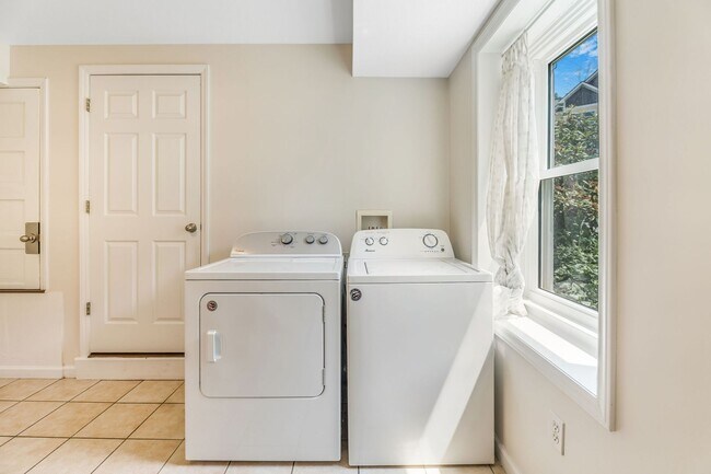 Building Photo - Asheville Rental-Kenilworth Area!