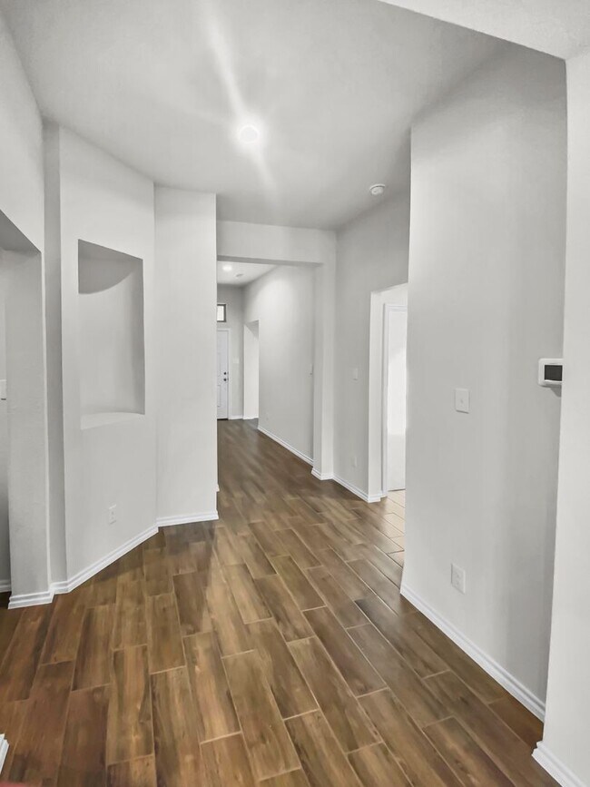 Building Photo - 10008 Ginkgo Ln