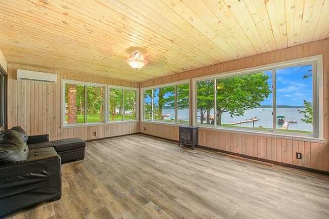 Building Photo - Rare green lake lake home for long term re...