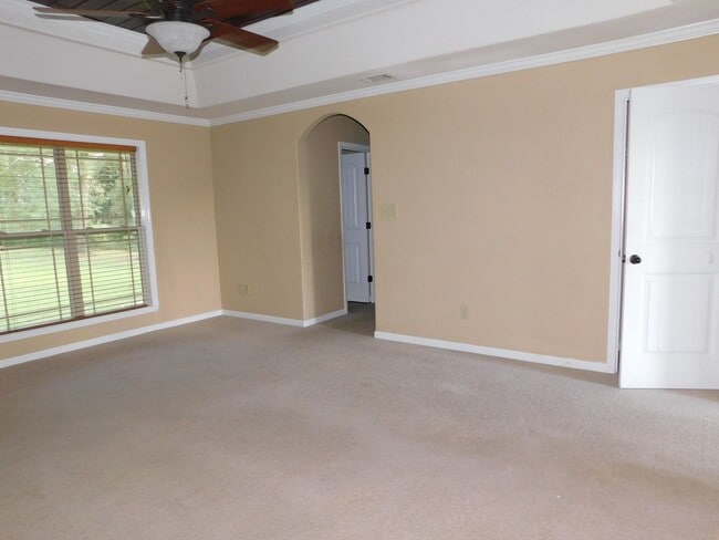 Building Photo - 3 Bedroom Home in the County