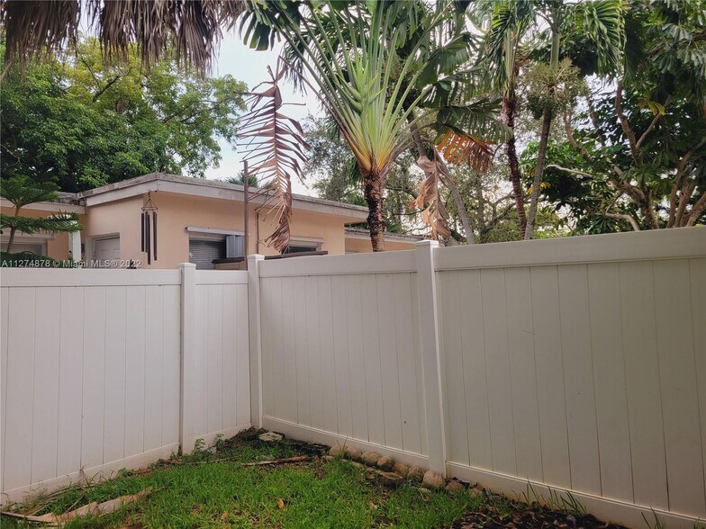 Building Photo - 2504 NW 9th Ln