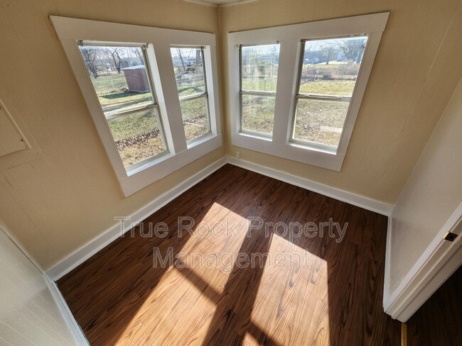 Building Photo - 231 W 4th St