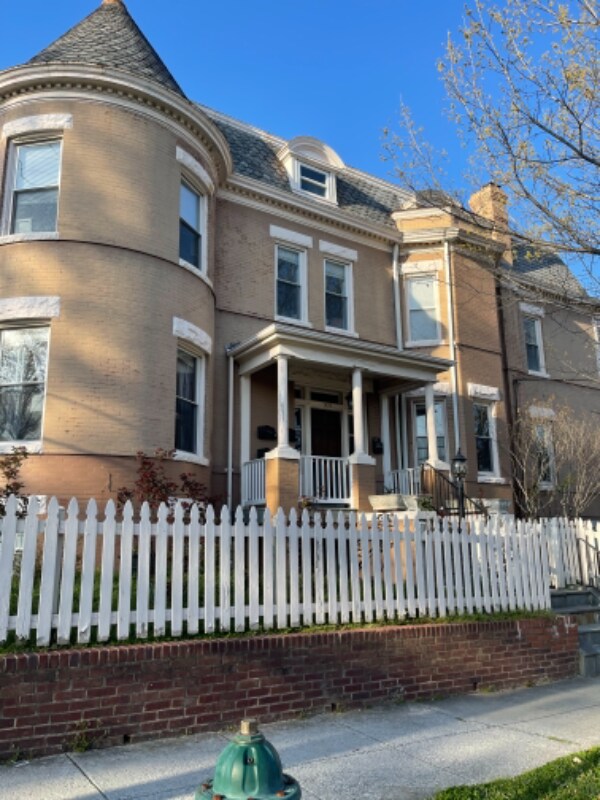 Building Photo - 1425 Allison St NW