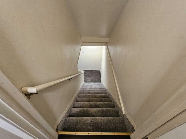 Building Photo - 2011 Vine Way Dr