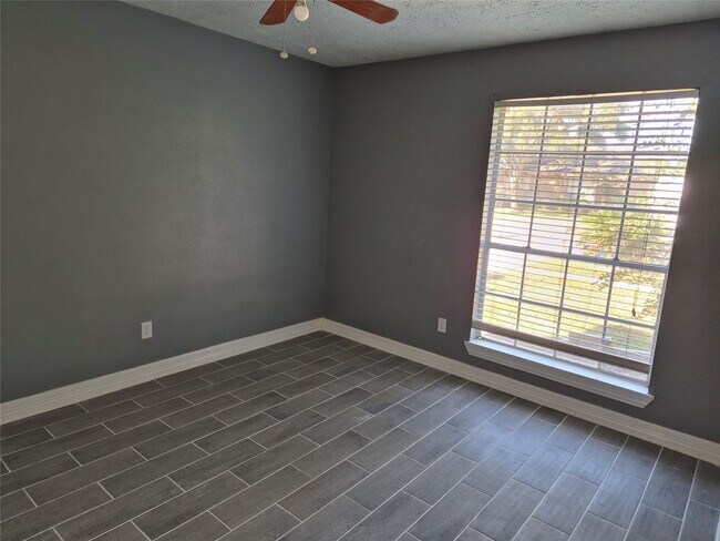 Building Photo - 19223 Woodglen Dr