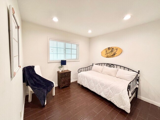 Building Photo - 113 Los Robles St