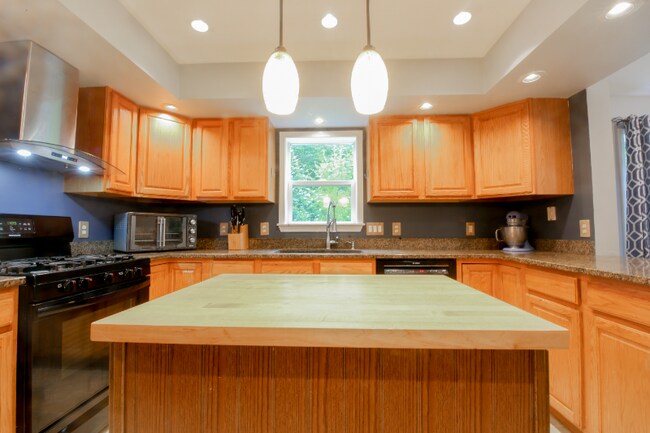 Building Photo - 1180 N Rd