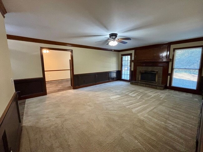 Building Photo - 2021 N Oak Dr