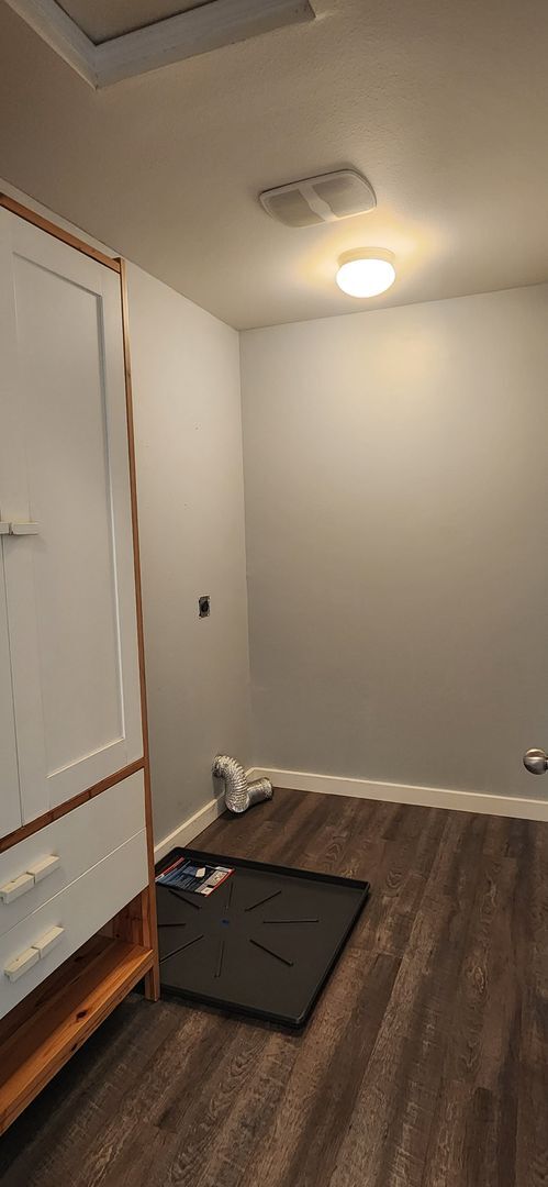 Building Photo - 5 bedroom 2.5 Bathroom single family home ...