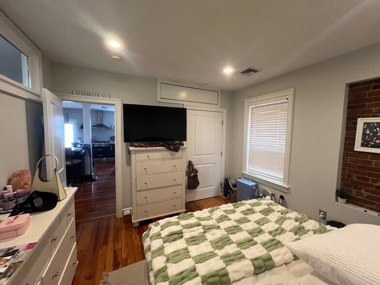 Building Photo - 733 E 3rd St