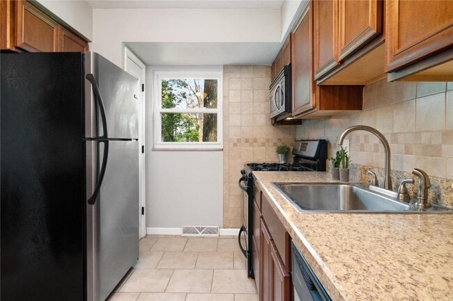 Building Photo - 9731 Twincrest Dr