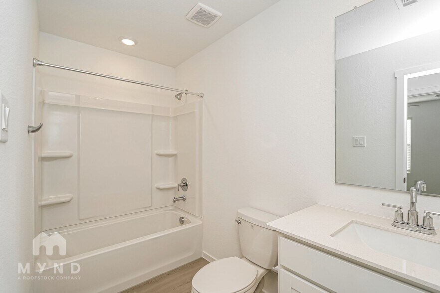 Building Photo - 2660 Mistwood Dr