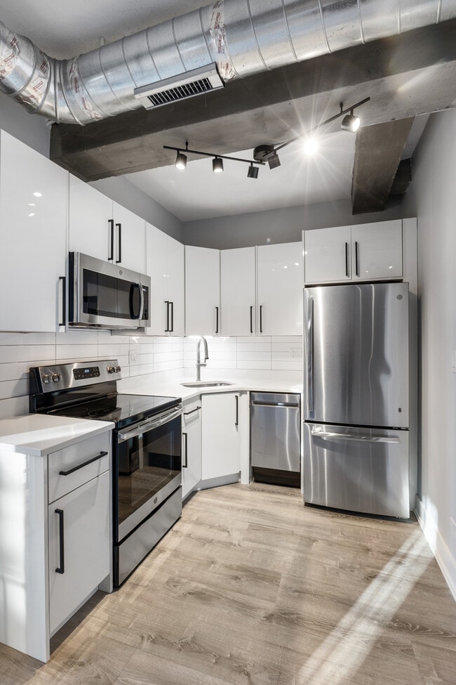 Building Photo - 7645 N Sheridan Rd