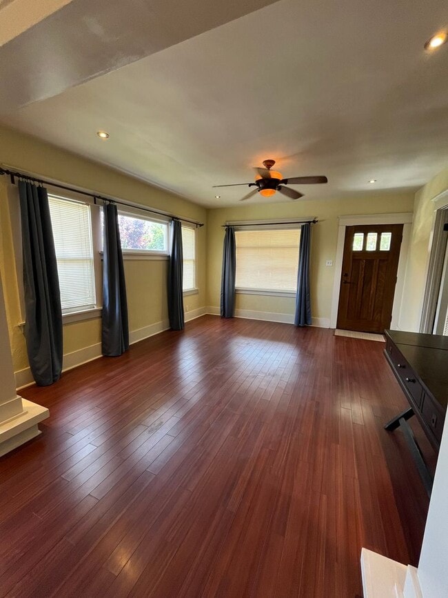 Building Photo - House: 2 Bedroom with office, 2 Bath, Gara...