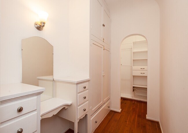 Building Photo - 140 Roxbury Dr