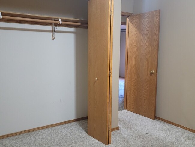 Building Photo - Three bedroom two bathroom twin home