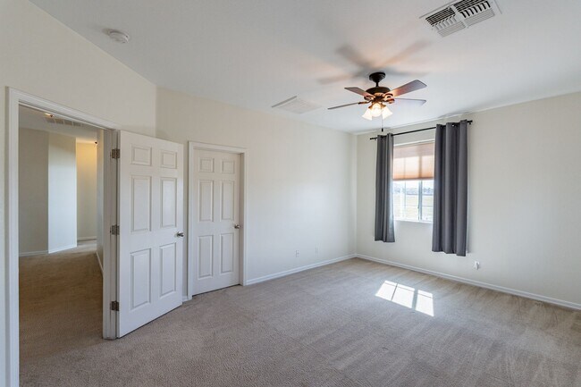 Building Photo - Spacious 4 Bed 2.5 Ba in Gated Community