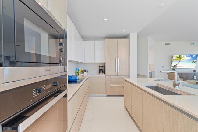 Building Photo - 3100 N Ocean Dr