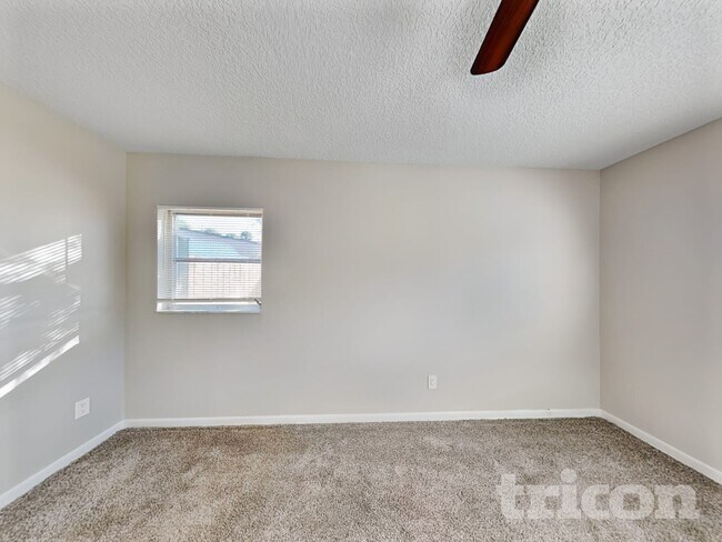 Building Photo - 3516 E Roundtree Dr