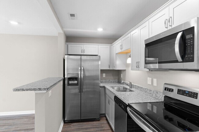 Building Photo - Two Bedroom with Garage on Exit 11!