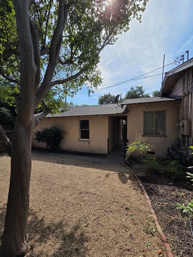 Building Photo - Quaint 2 Bedroom Duplex