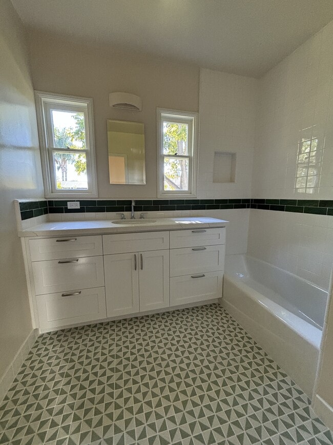 Building Photo - 1090 Devonshire Dr