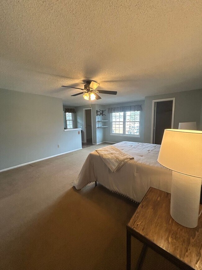 Building Photo - 5 BR/3 1/2 BA in the Desirable Meadowglen Community!!