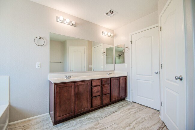Building Photo - Stunning 3 bed plus Loft in Copper Ranch!