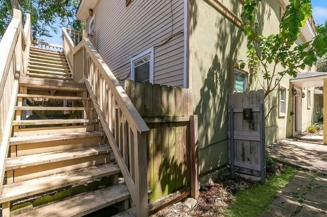 Building Photo - 2135 Mirabeau Ave