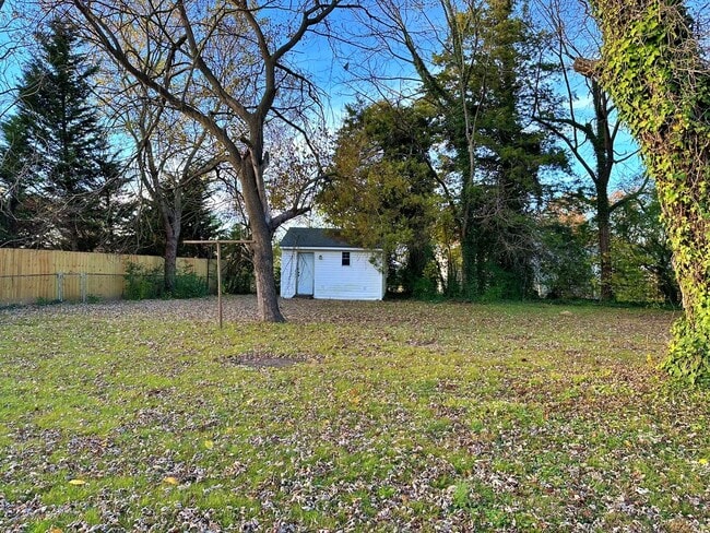 Building Photo - Rancher with Large Back Yard!