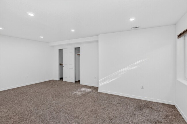Building Photo - 13900 Lake Song Ln