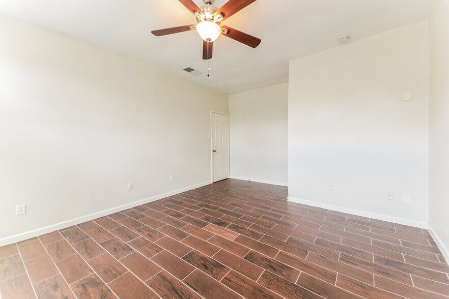 Building Photo - 1208 Paintbrush St