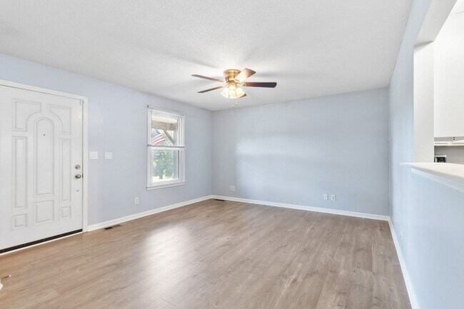 Building Photo - 737 W Creek Dr